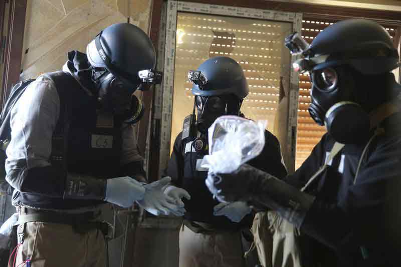 UN weapons inspectors in gas masks- Syria